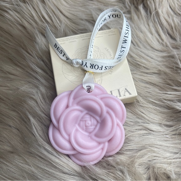 NIB ONE Pink Camellia Fragrance Wax Pendant - Picture 2 of 4